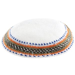 כיפה ד.מ.צ 15 ס"מ רקע אוף וייט עיטור כחול ירוק