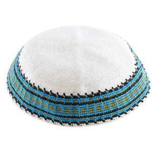 כיפה ד.מ.צ 22 ס"מ רקע לבן עיטור ירוק שחור וטורקיז