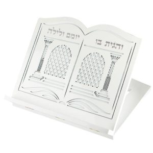 סטנדר עץ לבן מפואר חיתוך לייזר 33*38 ס"מ