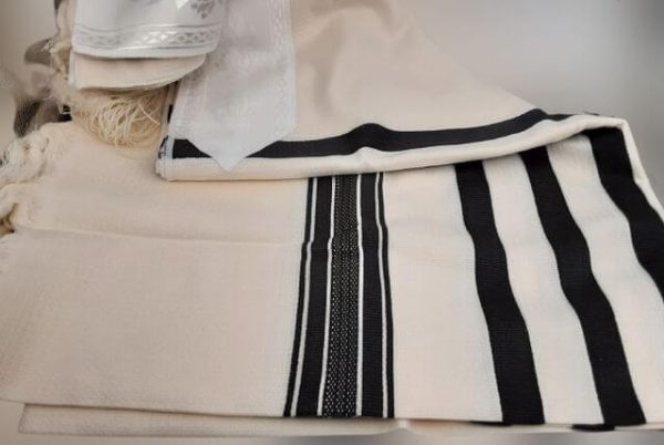 טלית כותנה לבנה עם פסים בצבע שחור