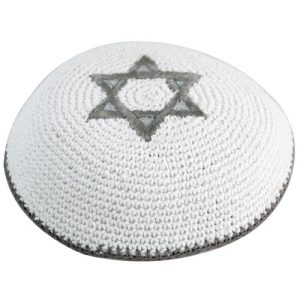 כיפה סרוגה רקמה מגן דוד בצבע כסף ואפור 17 ס"מ